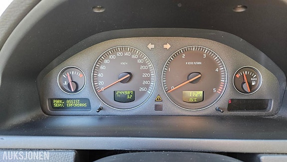 Volvo XC90 10 of 17