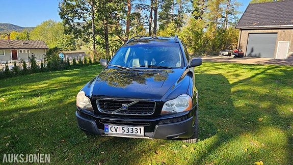 Volvo XC90 2 of 17