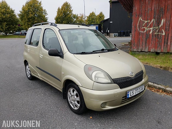 Toyota Yaris Verso 2 of 25
