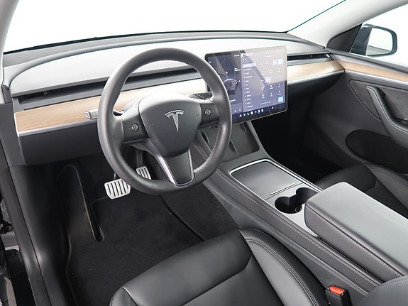 Tesla Model Y 13 of 27