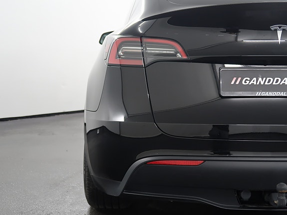 Tesla Model Y 9 of 27