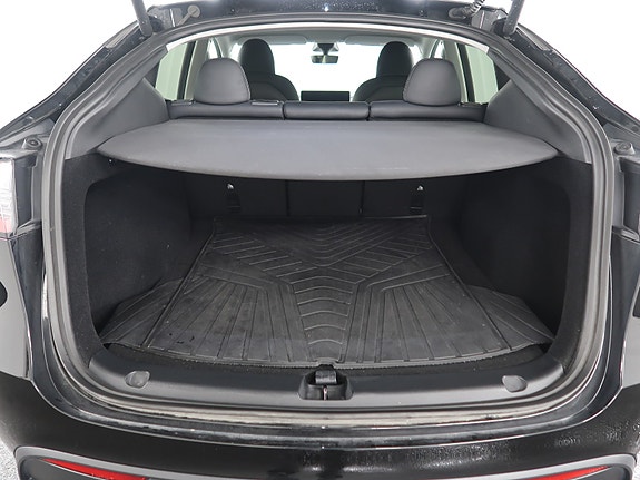 Tesla Model Y 25 of 27