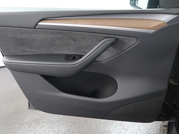 Tesla Model Y 18 of 27