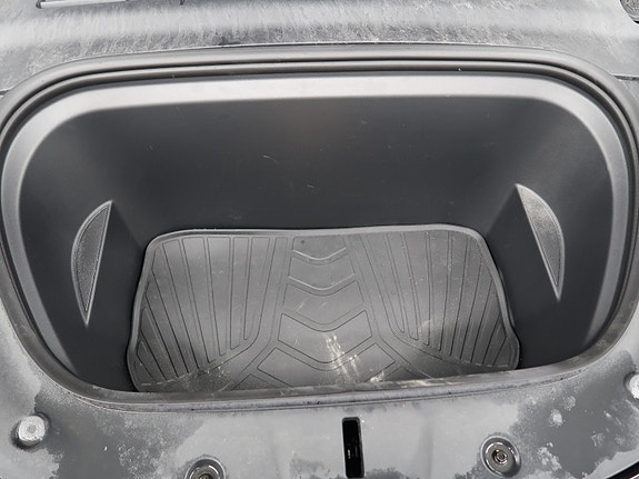 Tesla Model Y 26 of 27