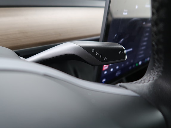 Tesla Model Y 14 of 27