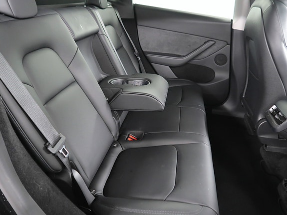 Tesla Model Y 24 of 27