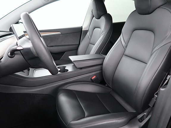 Tesla Model Y 20 of 27