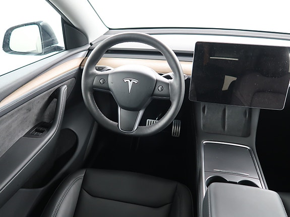 Tesla Model Y 12 of 27