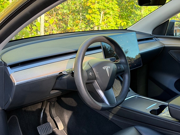 Tesla Model Y 12 of 30