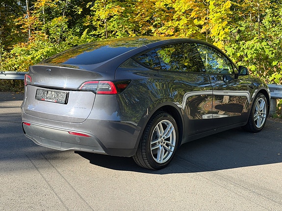 Tesla Model Y 10 of 30