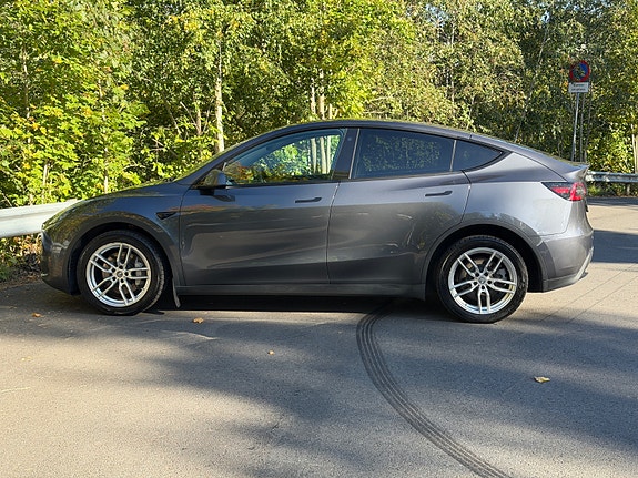 Tesla Model Y 7 of 30