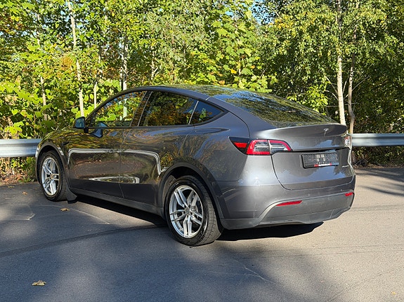 Tesla Model Y 8 of 30
