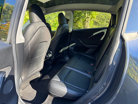Tesla Model Y 19 of 30