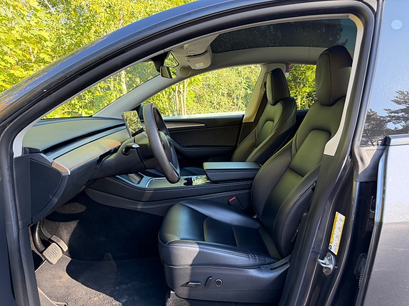 Tesla Model Y 14 of 30