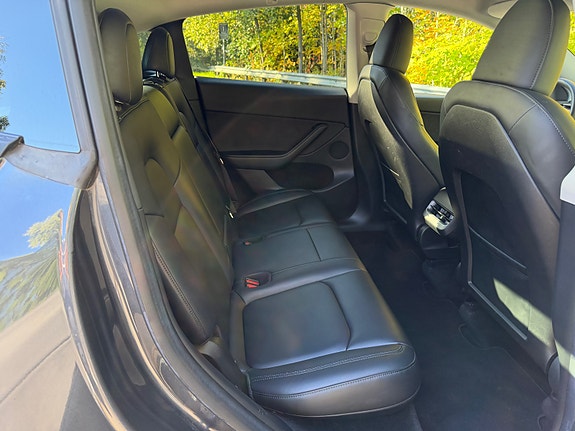 Tesla Model Y 25 of 30