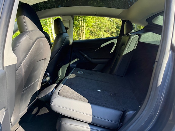 Tesla Model Y 22 of 30