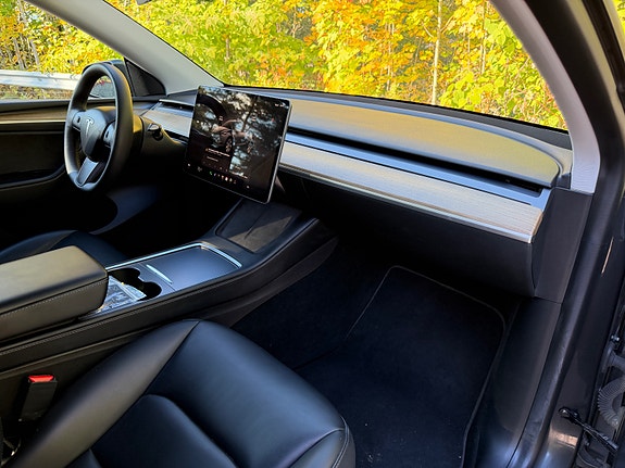 Tesla Model Y 27 of 30