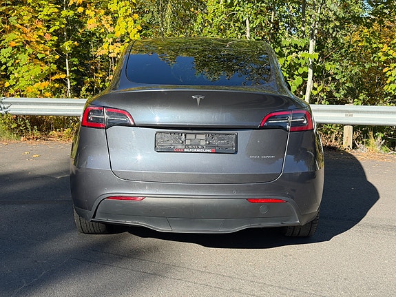 Tesla Model Y 9 of 30