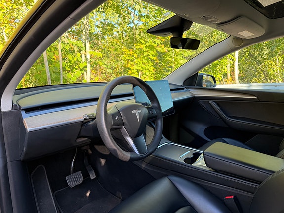Tesla Model Y 13 of 30