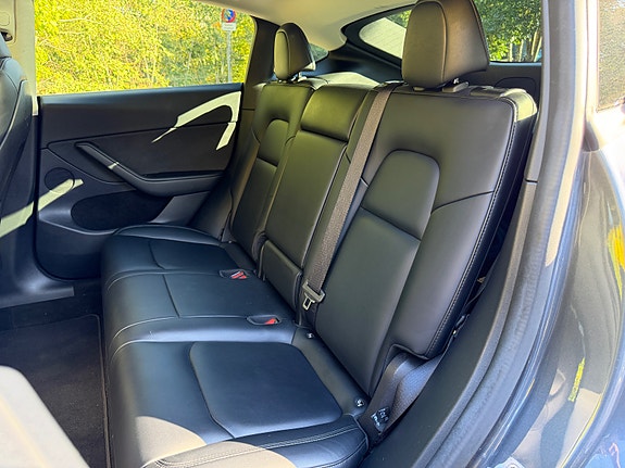 Tesla Model Y 21 of 30