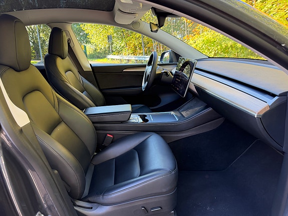 Tesla Model Y 28 of 30