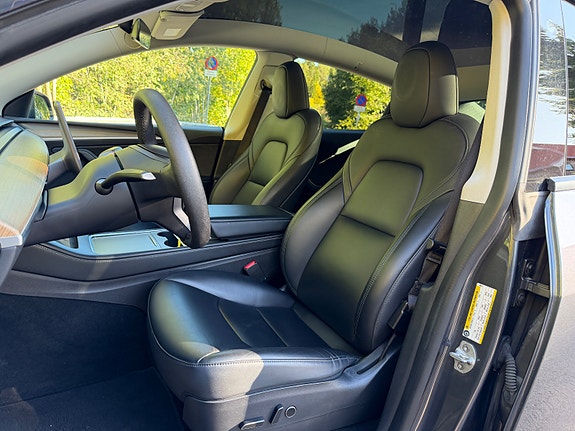 Tesla Model Y 15 of 30