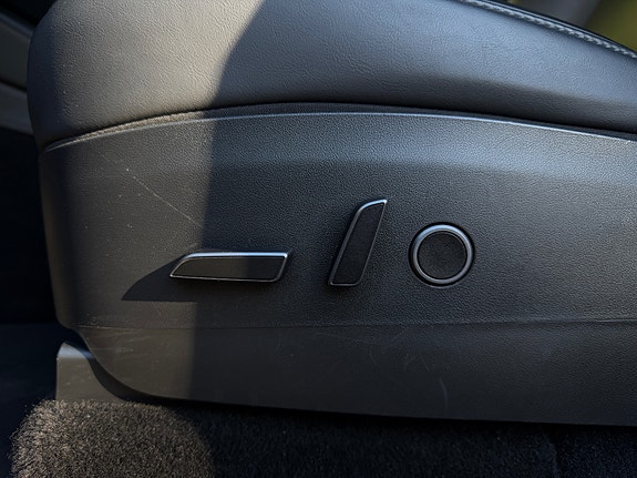 Tesla Model Y 18 of 30