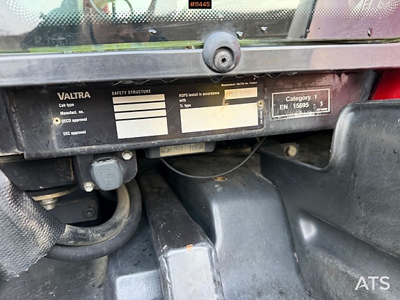 2011 Valtra 8670 4x4 traktor m/ frontlaster og front PTO 27 of 30