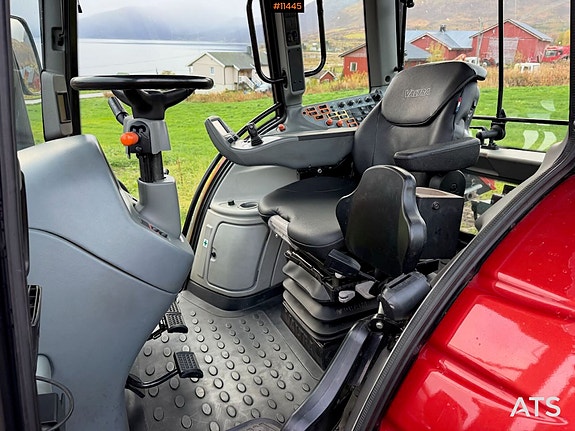 2011 Valtra 8670 4x4 traktor m/ frontlaster og front PTO 28 of 30