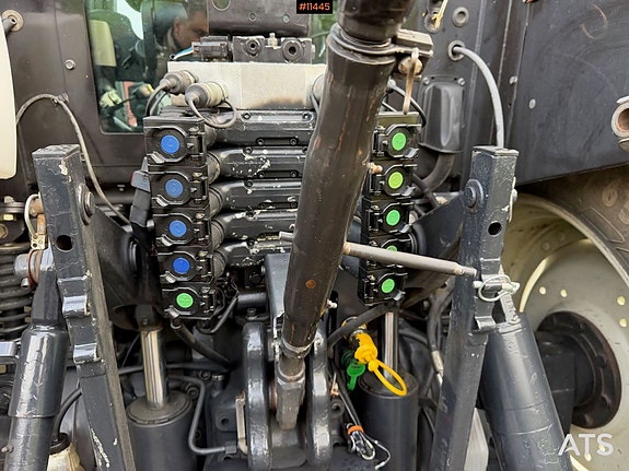 2011 Valtra 8670 4x4 traktor m/ frontlaster og front PTO 18 of 30