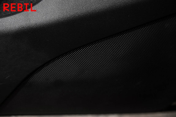 Tesla Model Y 14 of 29