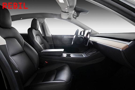 Tesla Model Y 24 of 29