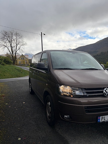 Volkswagen Multivan 2 of 13