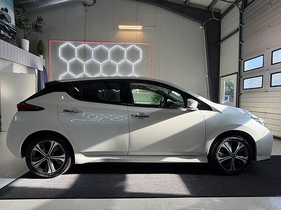Nissan Leaf 4 of 28