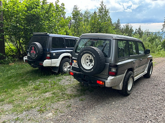 Mitsubishi Pajero 2 of 11