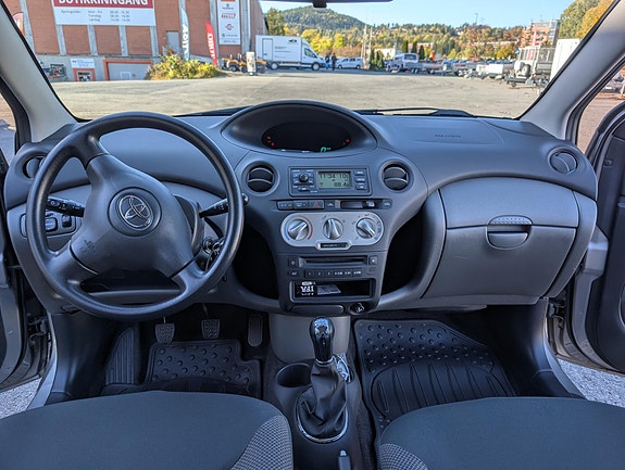 Toyota Yaris 6 of 15