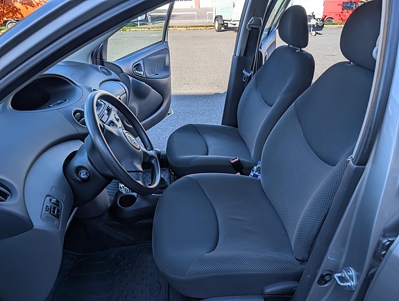 Toyota Yaris 8 of 15