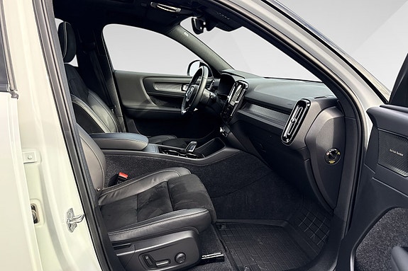 Volvo XC40 10 of 17