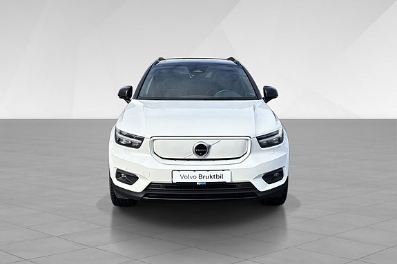 Volvo XC40 2 of 17