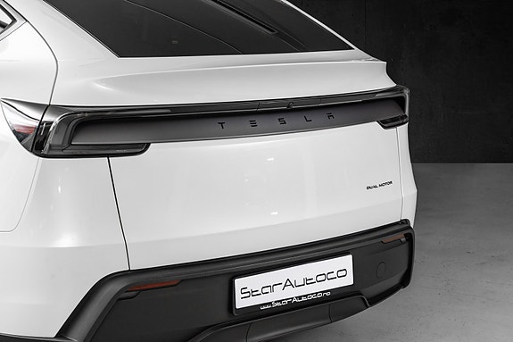 Tesla Model Y 6 of 30