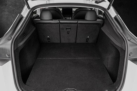 Tesla Model Y 27 of 30