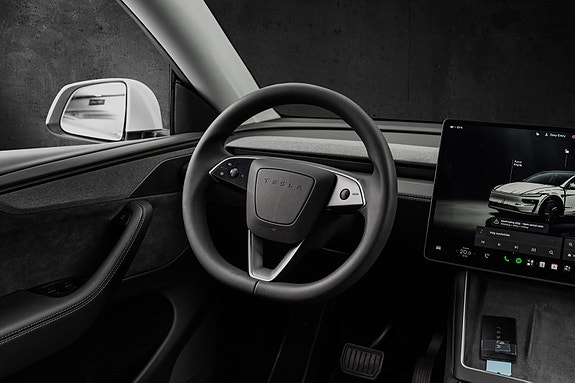 Tesla Model Y 18 of 30