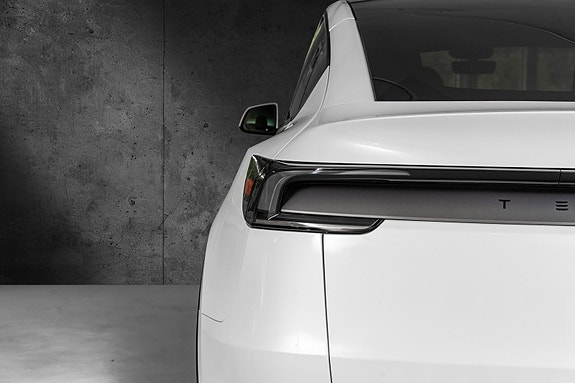 Tesla Model Y 8 of 30
