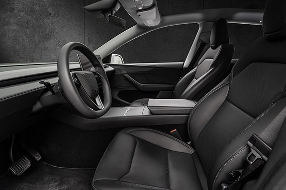 Tesla Model Y 10 of 30
