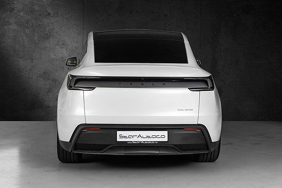 Tesla Model Y 7 of 30