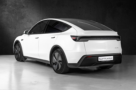 Tesla Model Y 5 of 30