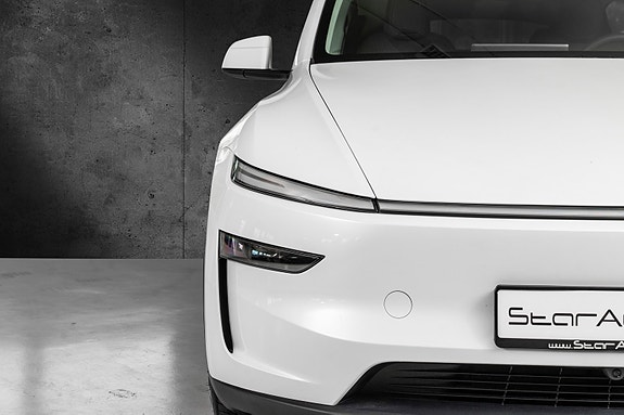 Tesla Model Y 4 of 30