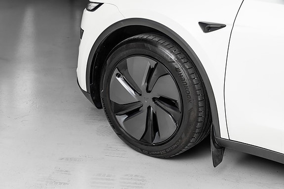 Tesla Model Y 9 of 30