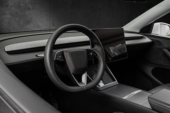 Tesla Model Y 12 of 30