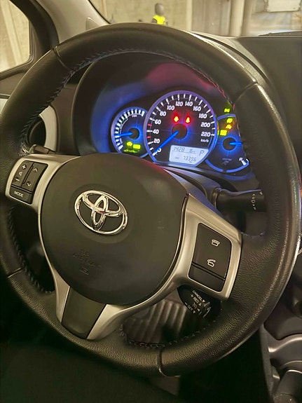 Toyota Yaris 6 of 25